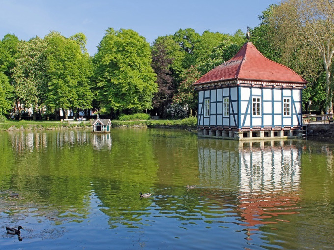Schloss mit Prunkkaminen und Gartenführung mit thematischer Lesung