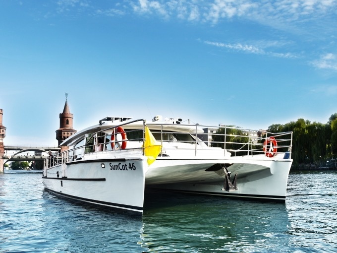 Schiffsrundfahrt | Exclusive Berlin Highlight Tour auf dem Solar-Katamaran | Sightseeing auf der Spree | Abfahrt Hafen Solarwaterworld - Wochenende