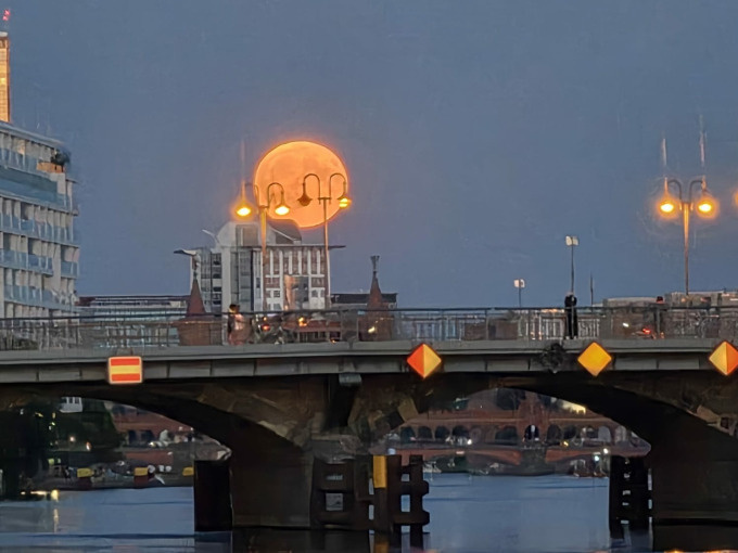 Moonlight Special Highlight Tour im Solar-Katamaran – 2h nächtliche Berlin Spreefahrt ab Oberbaumbrücke| Abfahrt Hafen Solarwaterworld