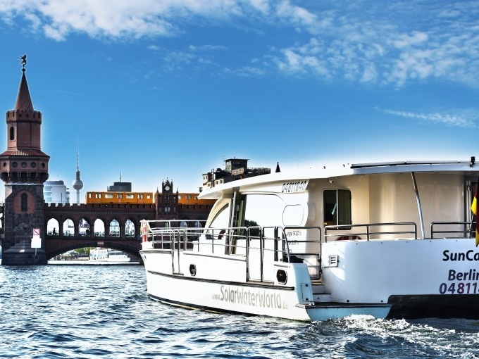 Schiffsrundfahrt | Exclusive Berliner Highlight Tour auf dem Solar-Katamaran | Sightseeing auf der Spree | Abfahrt Märkisches Ufer