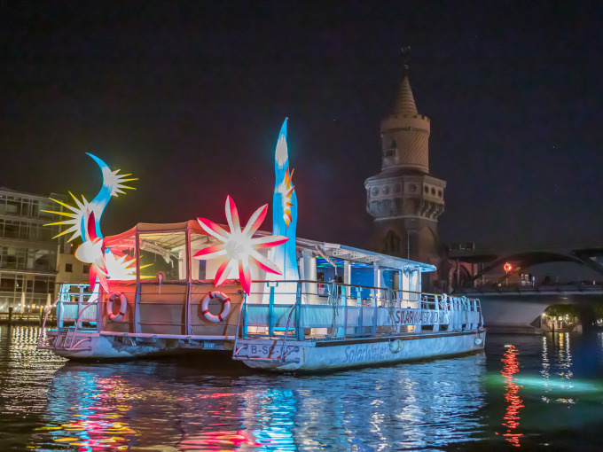 Schiffsrundfahrt |Abendliche Stadtrundfahrt mit speziell illuminierten Schiffen |Abfahrt am Hafen der Solarwaterworld |Wegbeschreibung zum Anleger mit what3words: abbilden.knien.förderte