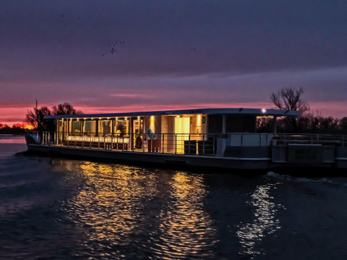 Abendliche Stadtrundfahrt auf dem Solarschiff | Sightseeing auf der Spree | Abfahrt Hafen Solarwaterworld  