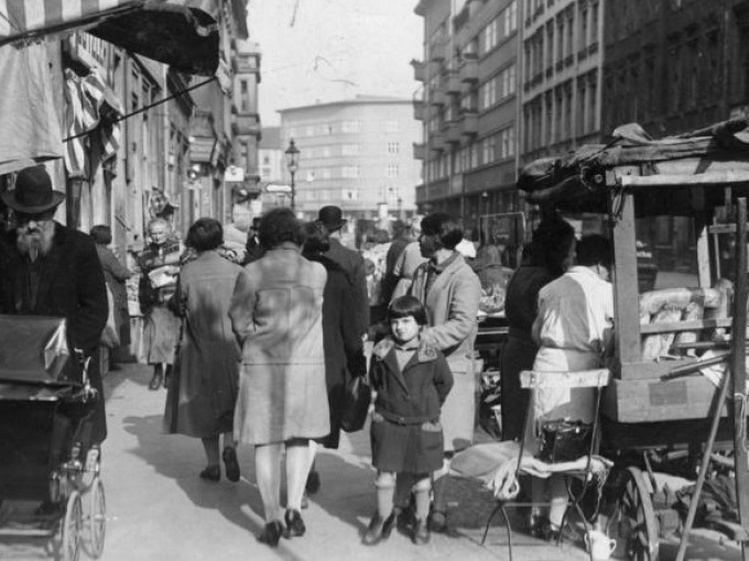  Bordelle, Betstuben, Ballhäuser (Historische Führung zu Babylon Berlin)