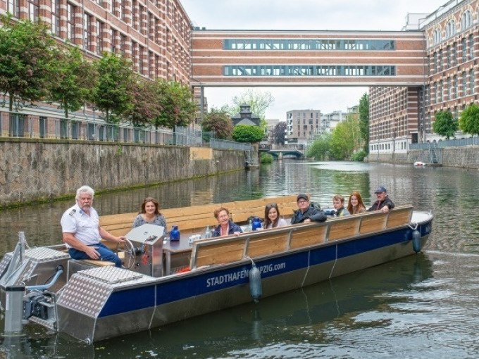 Motorbootrundfahrt ''Klein-Venedig Tour'' mit Clara Schumann - Preise Freitag bis Sonntag 2026
