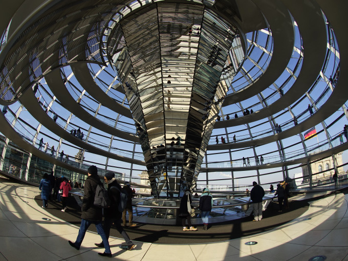 Führung in den Reichstag durchs Parlamentsviertel mit anschliessendem Besuch von Plenarsaal und KUPPEL, in deutscher Sprache, Herbst- und Winterführung.