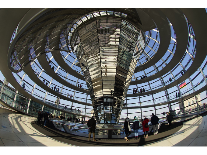 Führung in den Reichstag durchs Parlamentsviertel mit anschliessendem Besuch von Plenarsaal und KUPPEL, in deutscher Sprache, Frühling- und Sommerführung.