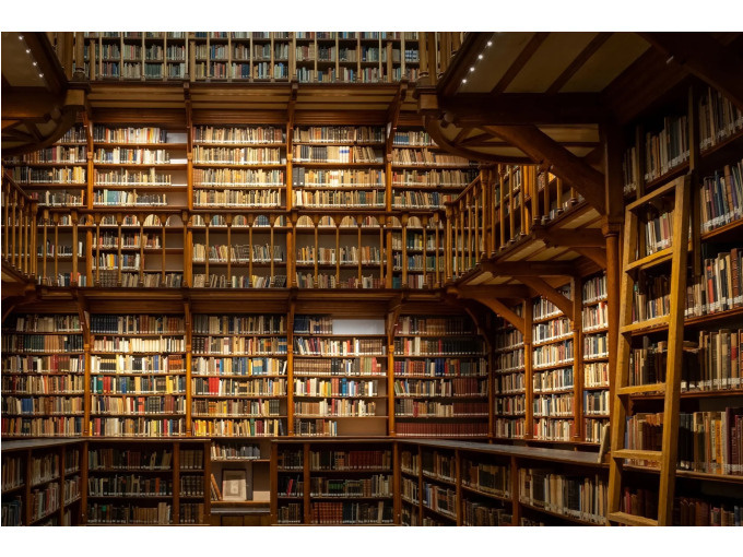 Führung in die Jesuitenbibliothek mit einem Ordensbruder