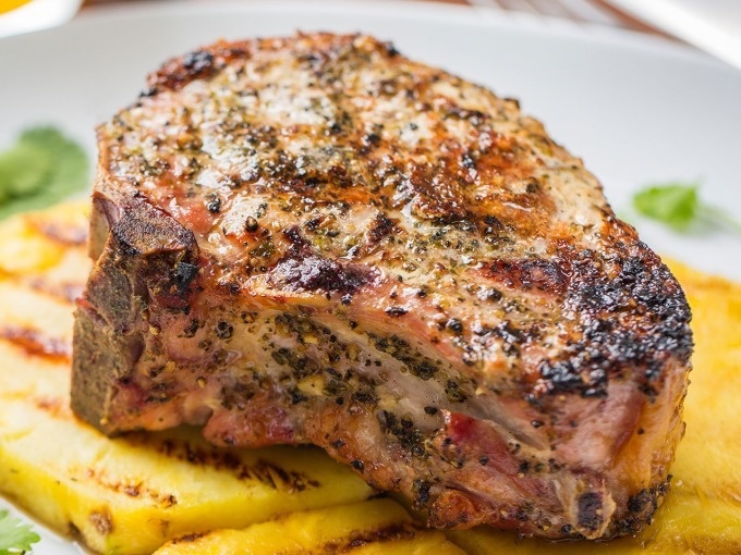 28. Tomahawk de Cerdo con Pi&ntilde;a a la Parrilla image 1