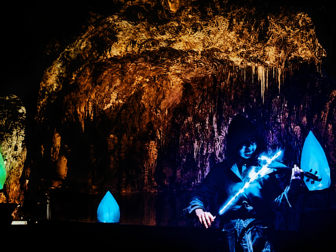 Lichtzauber mit Violine - Musikalischer Rundgang im Schaubergwerk Feengrotten